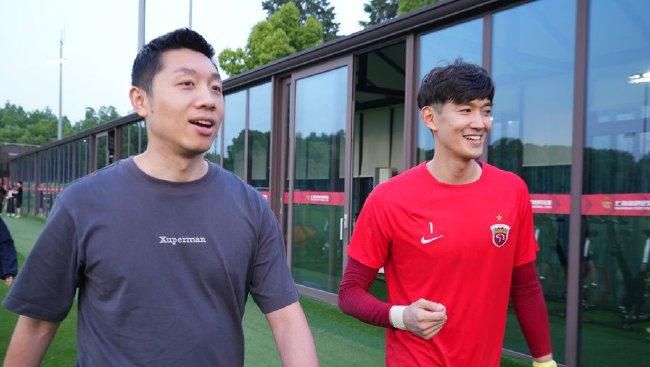 加比亚最开始是一名中场，之后改踢中后卫，他有能力从后场发起进攻，这让他受到了称赞。